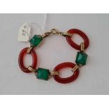 A HIGH CARAT GOLD ART DECO RED AND GREEN AGATE BRACELET