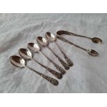 A set of five scroll decorated tea spoons and a pair of tongs, London 1906, 85g
