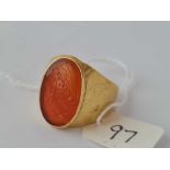 A GOOD SIGNET RING WITH CARNELIAN PANEL AND INTAGLIO 18CT GOLD SIZE R 12.4 GMS