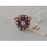 A VINTAGE PEARL AND AMETHYST CLUSTER RING 9CT SIZE O 3.4 GMS