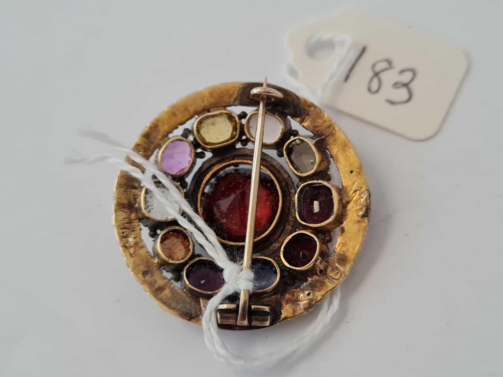 A antique circular brooch set with semi precious stones 9.4 gms - Image 3 of 3