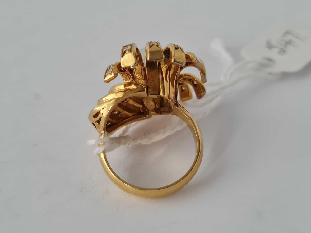 A UNUSUAL DESIGNER FLOWER HEAD RING WITH LARGE CENTRAL PEARL IN HIGH CARAT GOLD 7.2 GMS - Image 4 of 4