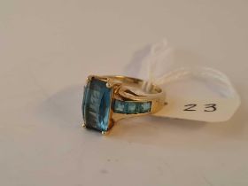 Vintage 9ct hallmarked blue topaz set ring, size K