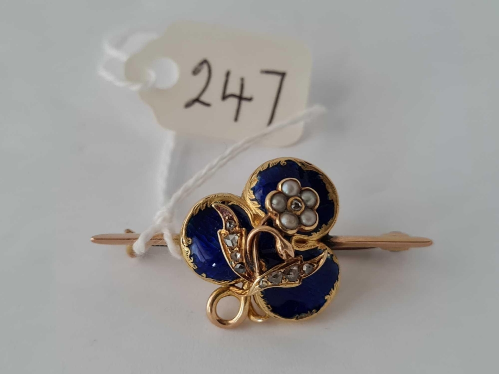 A EARLY VICTORIAN FLOWER AND CLOVER DESIGN DIAMOND PEARL AND BLUE ENAMELLED BROOCH WITH GLAZED