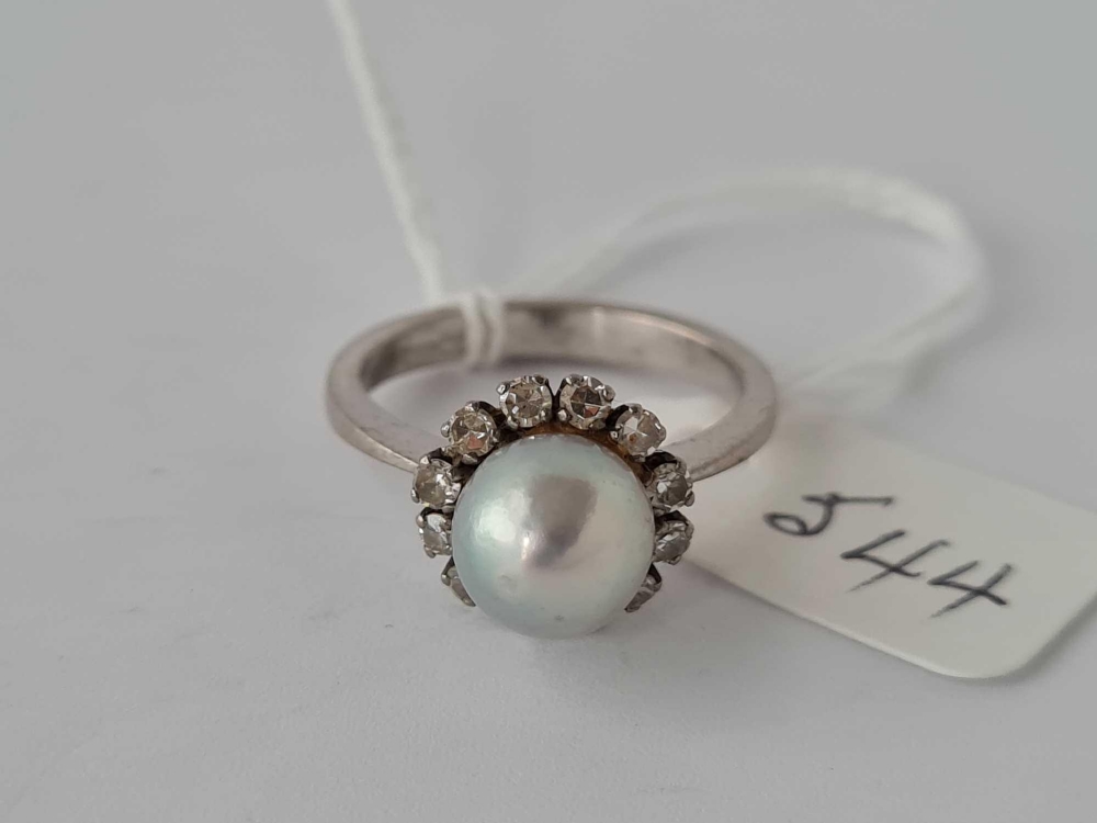 A WHITE GOLD PEARL CLUSTER RING WITH LARGE CIRCULAR CENTRAL PEARL IN CARAT SIZE N 4.2 GMS