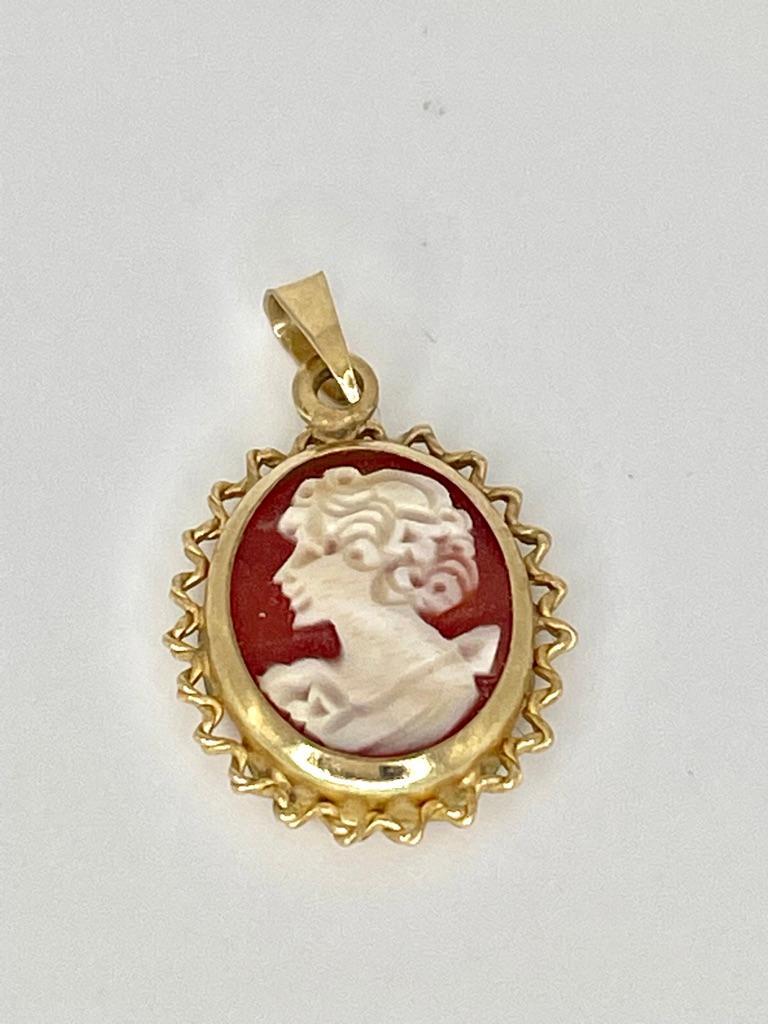 A gold mounted cameo pendant 9ct - Image 2 of 2