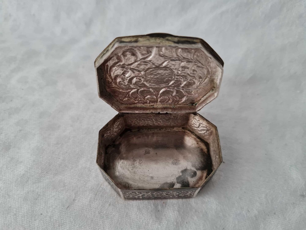 An octagonal Indian silver pill box with hinged cover, 1.5" wide - Image 2 of 3