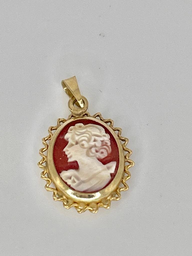 A gold mounted cameo pendant 9ct