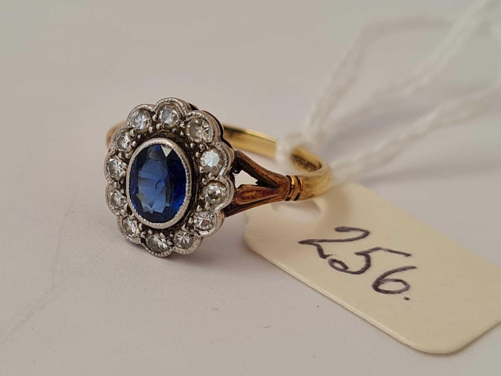 A EDWARDIAN SAPPHIRE AND DIAMOND CLUSTER RING 18CT GOLD SIZE K 3.2 GMS