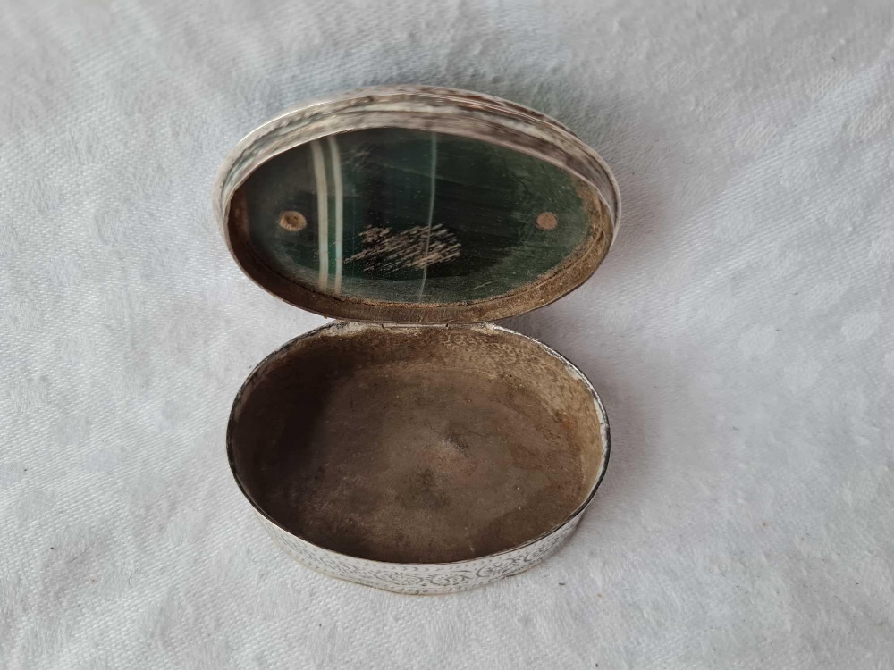 An oval agate topped pill box with hinged cover unmarked - Image 4 of 4
