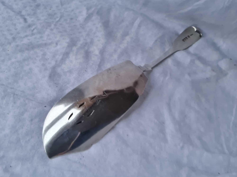 An Early Victorian fish slice with pierced blade, Glasgow 1843, 137g - Image 2 of 3