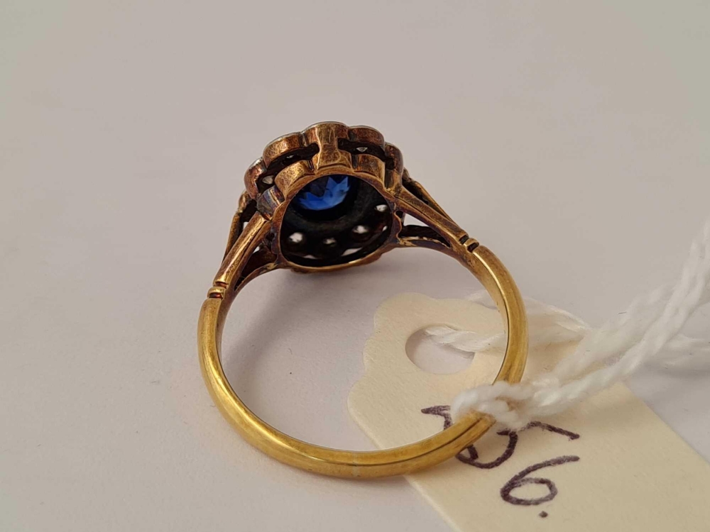 A EDWARDIAN SAPPHIRE AND DIAMOND CLUSTER RING 18CT GOLD SIZE K 3.2 GMS - Image 3 of 3