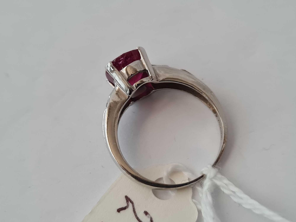 A RUBY AND DIAMOND RING 18CT GOLD SIZE N 4.6 GMS - Image 3 of 3