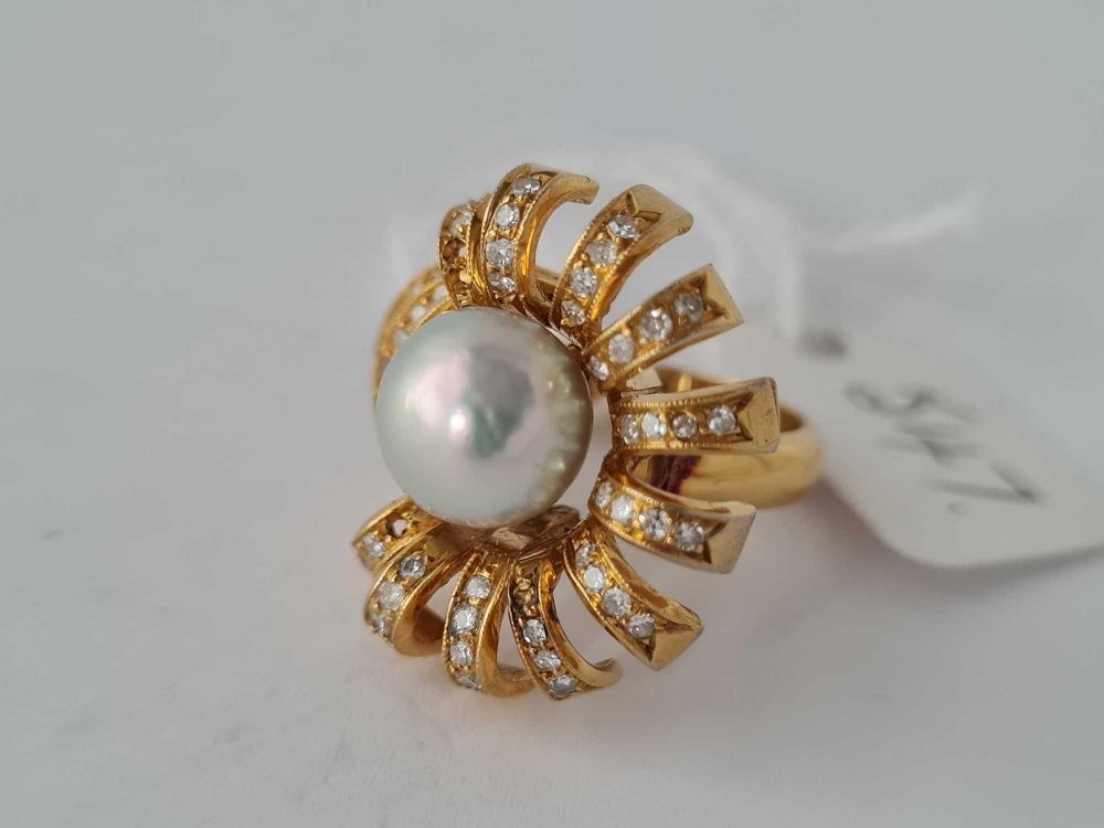 A UNUSUAL DESIGNER FLOWER HEAD RING WITH LARGE CENTRAL PEARL IN HIGH CARAT GOLD 7.2 GMS - Image 2 of 4