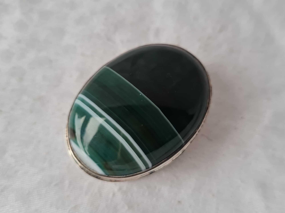 An oval agate topped pill box with hinged cover unmarked - Image 3 of 4