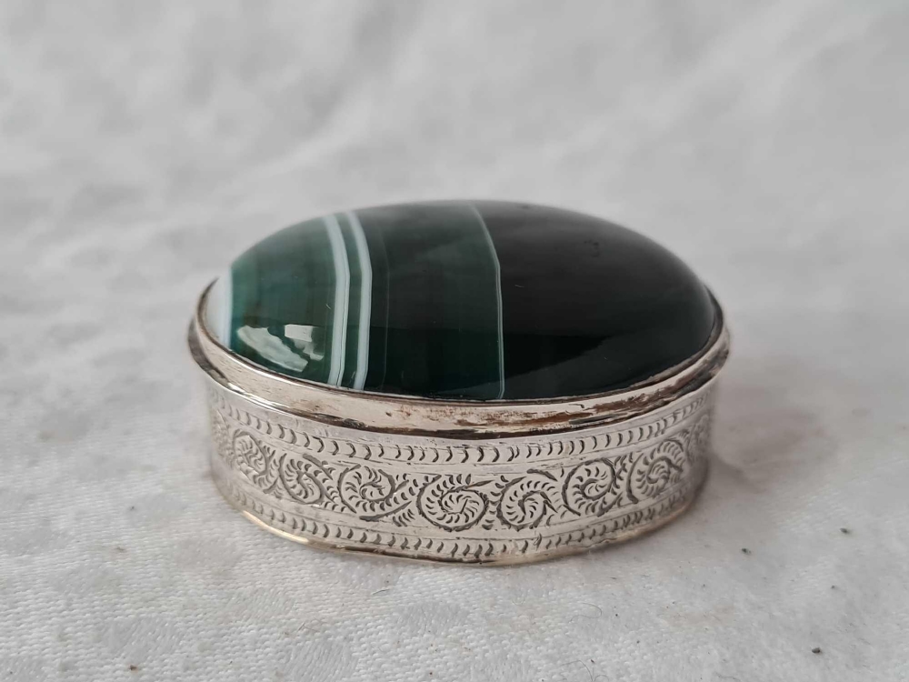 An oval agate topped pill box with hinged cover unmarked