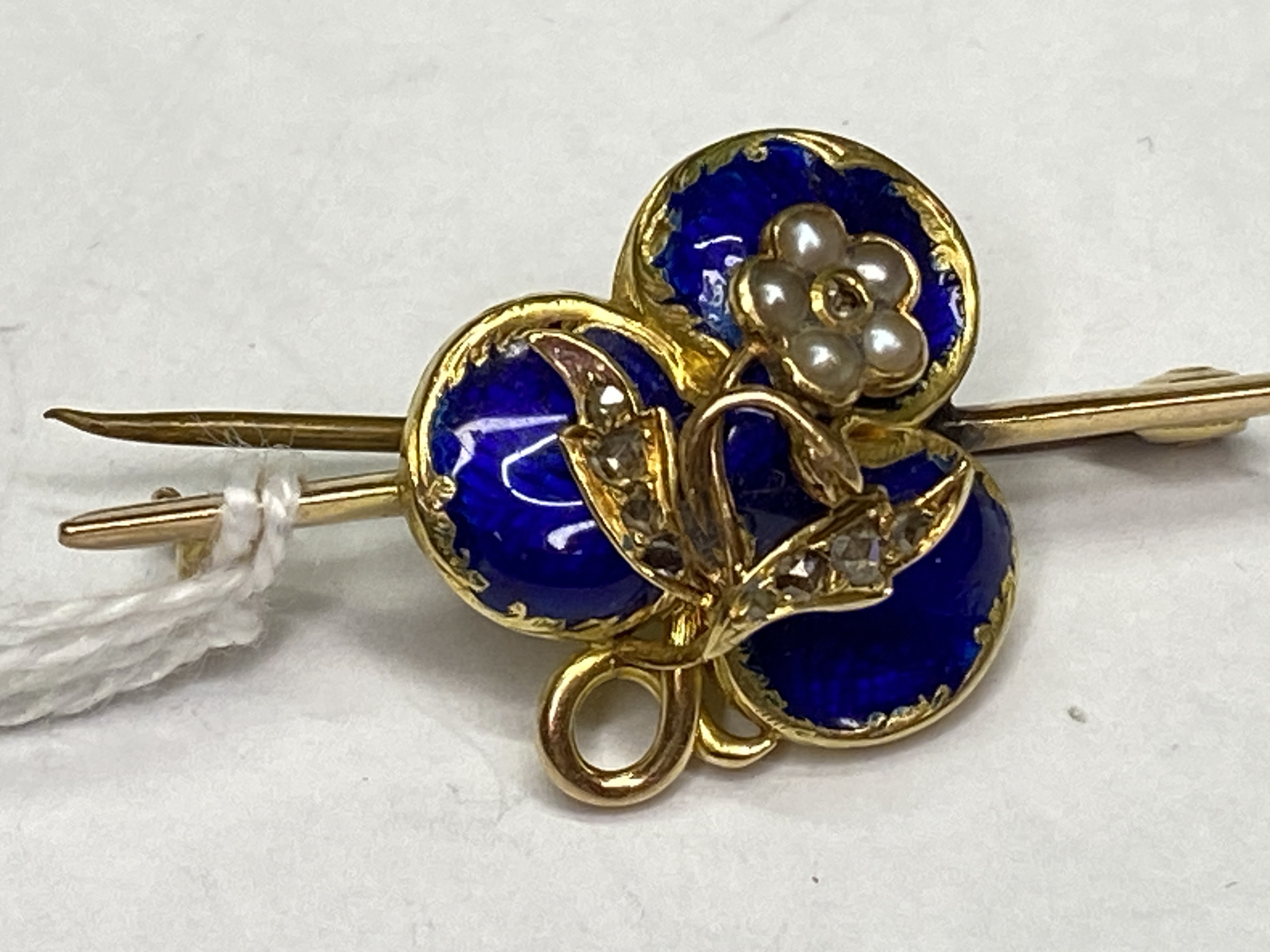 A EARLY VICTORIAN FLOWER AND CLOVER DESIGN DIAMOND PEARL AND BLUE ENAMELLED BROOCH WITH GLAZED - Image 6 of 6