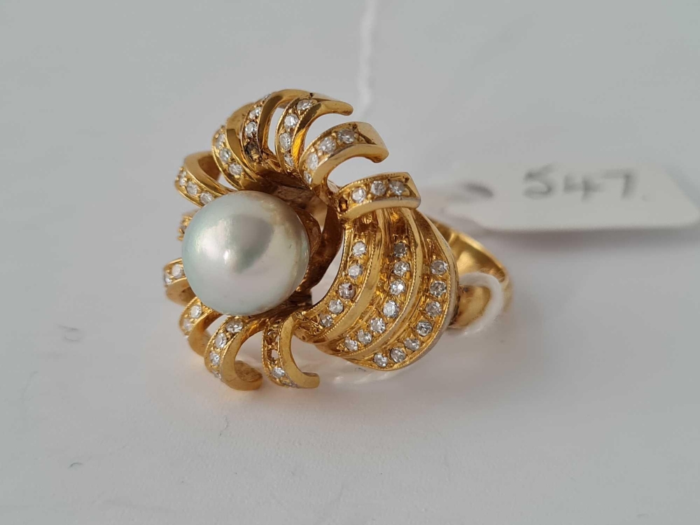 A UNUSUAL DESIGNER FLOWER HEAD RING WITH LARGE CENTRAL PEARL IN HIGH CARAT GOLD 7.2 GMS - Image 3 of 4