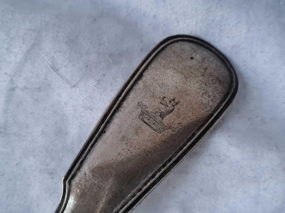 A heavy Victorian basting spoon, fiddle thread pattern with crest, London 1854 by HL, HL, 174g - Image 2 of 3
