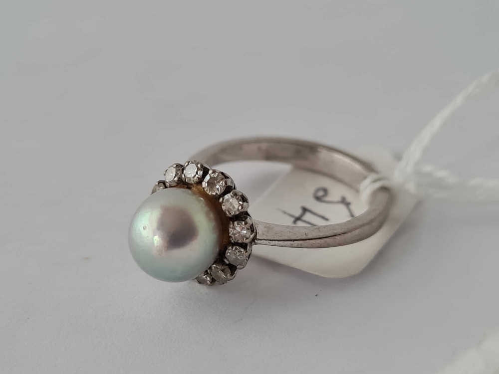 A WHITE GOLD PEARL CLUSTER RING WITH LARGE CIRCULAR CENTRAL PEARL IN CARAT SIZE N 4.2 GMS - Image 3 of 3