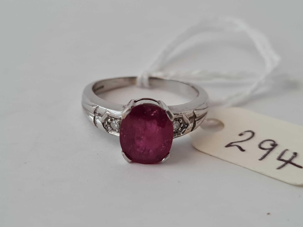 A RUBY AND DIAMOND RING 18CT GOLD SIZE N 4.6 GMS