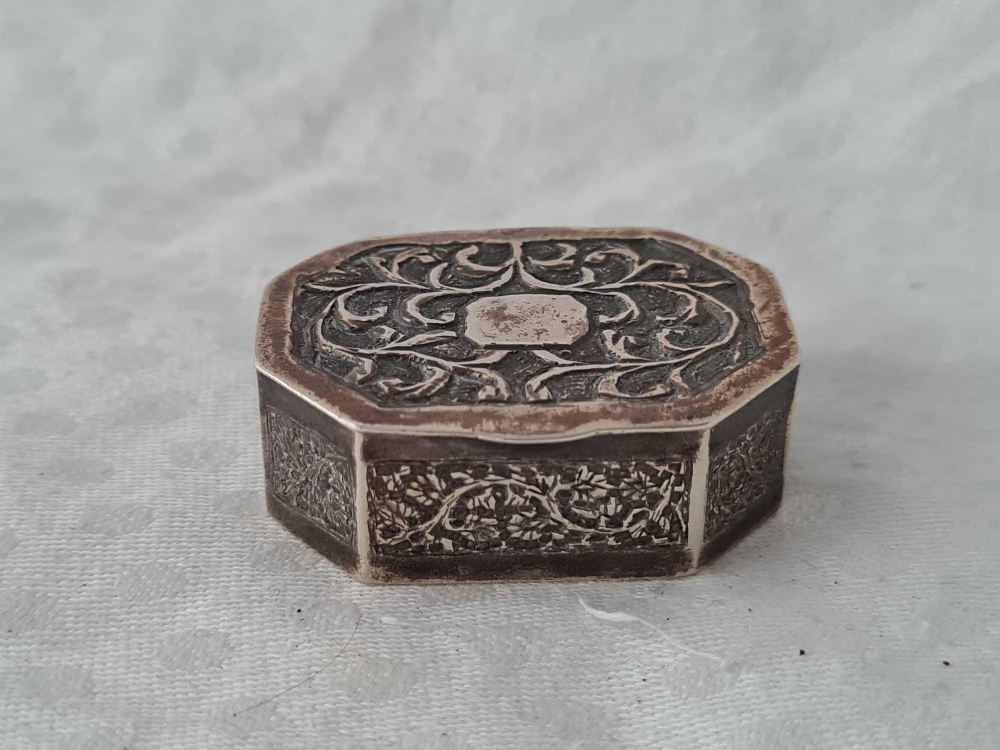 An octagonal Indian silver pill box with hinged cover, 1.5" wide