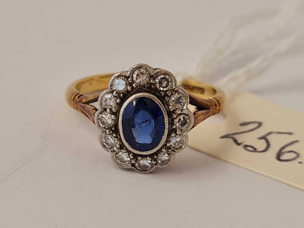 A EDWARDIAN SAPPHIRE AND DIAMOND CLUSTER RING 18CT GOLD SIZE K 3.2 GMS - Image 2 of 3