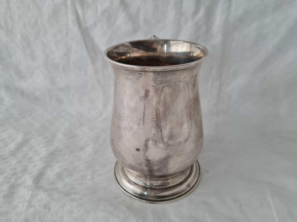 A heavy early George III half pint tankard with leaf capped handles 4 ½ inches high London 1765 by I - Image 3 of 5