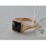 VINTAGE PAPAL STYLE RING IN 9CT GOLD SET WITH A CABOCHON GARNET, SIZE Z+6