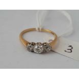 A GOOD THREE STONE DIAMOND RING IN 18CT OLD SIZE P