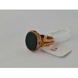 An oval onyx signet ring in 15ct gold size P 7g in