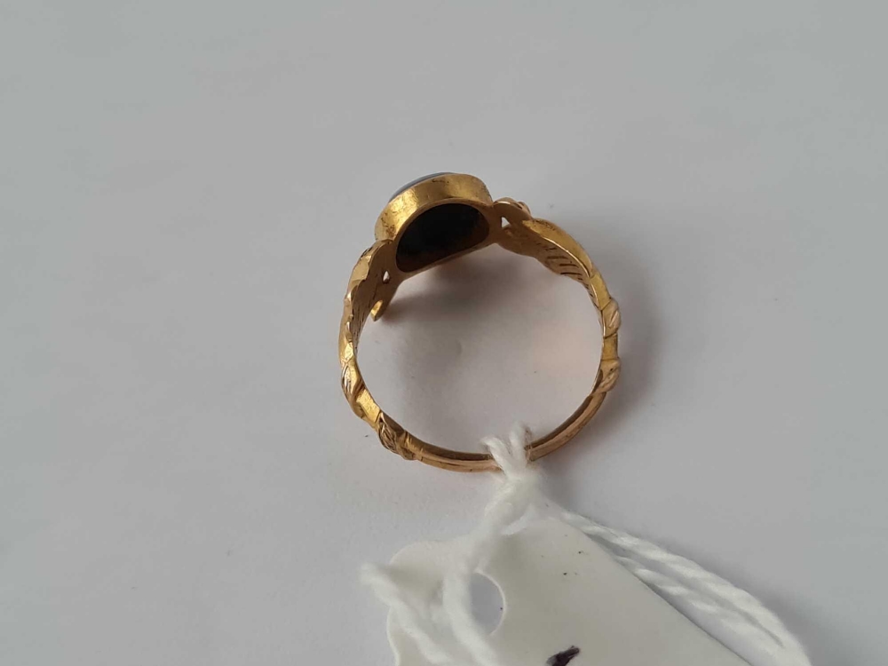 Antique 15ct gold Victorian mourning ring with carved shank and set with a central intaglio of a - Image 3 of 3