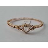 A MOONSTONE PEARL & HEART GOLD BANGLE 10.5g inc