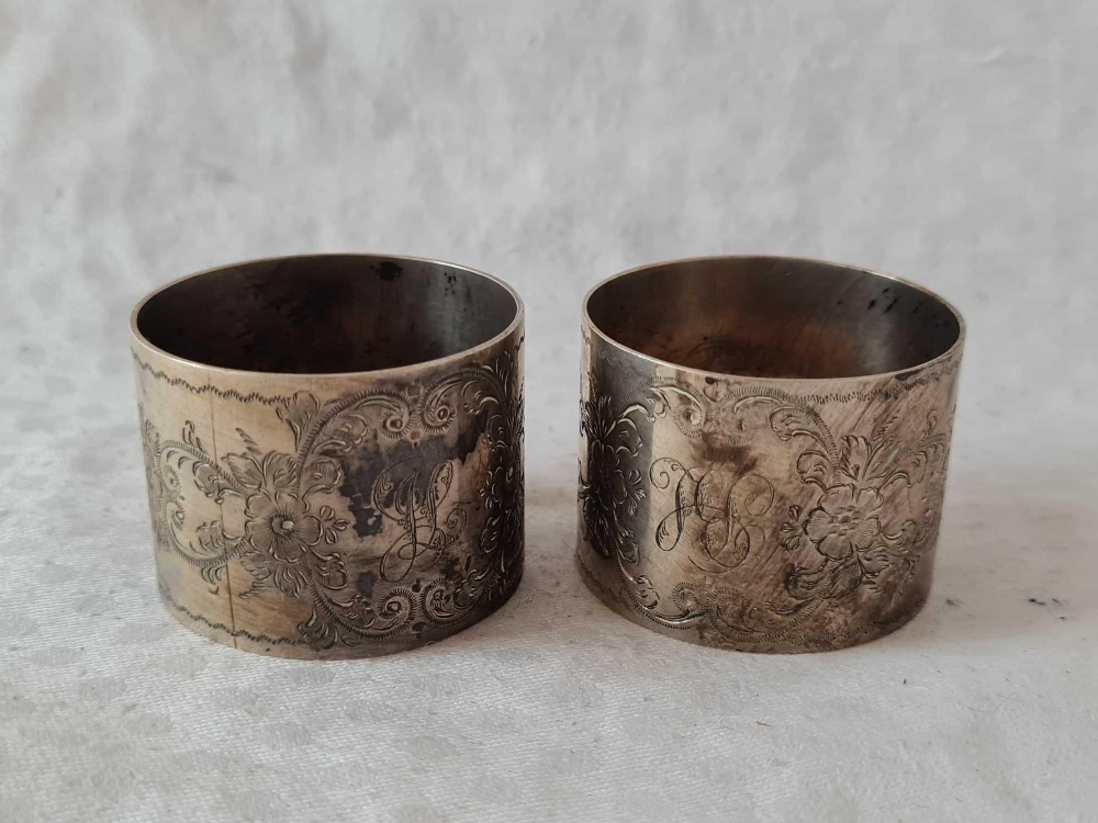 Another pair of napkin rings engraved with scrolls, Birmingham 1899, 75g