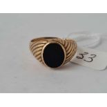 An onyx signet ring in 9ct size V 5.1g