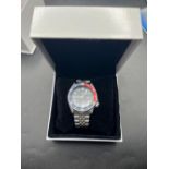 Gents SEIKO automatic red and black bezel-led divers 200M wrist watch. Seconds sweep and date