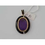 A VICTORIAN GOLD AND BANDED AGATE OVAL LOCKET WITH ENAMEL BALE