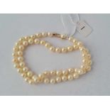 A pleasing pearl necklace with 9ct clasp
