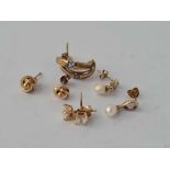 Four pairs of vintage gold earrings 3.7g