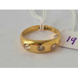 A GYPSY SET RING WITH THREE OLD CUT DIAMONDS 18CT GOLD SIZE S 5.7 GMS