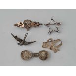 Five silver Victorian & other vintage silver brooches 21g