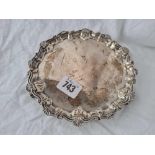 A Late Victorian salver with shell and scroll boarder, 6.5" wide, London 1899, 190g