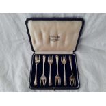 A boxed set of six seafood forks, Hanoverian pattern, London 1937 by G&S Co, 136g