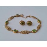 A PERIDOT BRACELET AND PAIR OF MATCHING EARRINGS, 9ct, 11.0 g.