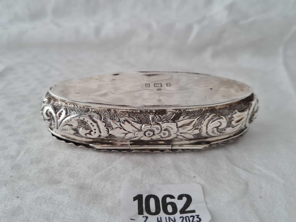 An oval embossed box with hinged cover, 4” wide, Birmingham 1900 - Image 3 of 4