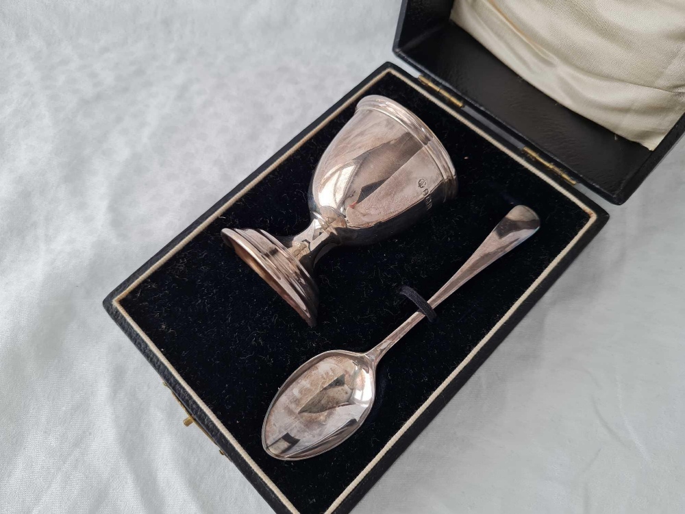 A good boxed egg cup and spoon, plain, Birmingham 1928, 60 g.