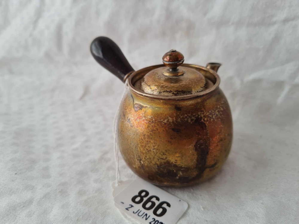 A small Continental tea pot the handles at right angles to spout, 4" over handle, 103g - Image 2 of 4