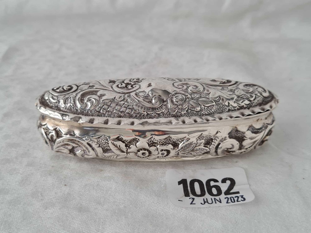 An oval embossed box with hinged cover, 4” wide, Birmingham 1900 - Image 2 of 4