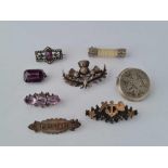A bag of silver and other brooches