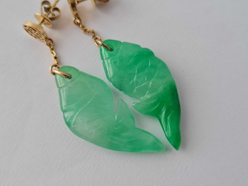 A pair Chinese gold and jade fish design earrings, 14ct - Image 3 of 4